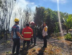Aksi Sigap Pamapta Polres Kampar-TNI Padamkan Api Karhutla di 2 Ha Lahan