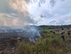 Hotspot Terpantau, Polisi ‘Gerak Cepat’ ke Kampar Kiri, Sulitnya Medan Tak Surutkan Semangat Padamkan Api, Kapolres: ‘Jaga Hutan, Jaga Nyawa!’