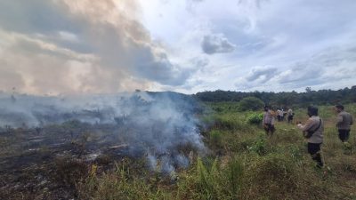 Hotspot Terpantau, Polisi ‘Gerak Cepat’ ke Kampar Kiri, Sulitnya Medan Tak Surutkan Semangat Padamkan Api, Kapolres: ‘Jaga Hutan, Jaga Nyawa!’