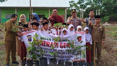 Polres Kampar ‘Sentuh’ MI Darul Muhajirin dengan Green Policing, Kapolres: ‘Tanamkan Cinta Lingkungan Sejak Dini