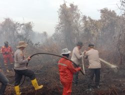 Kapolres Kampar ‘Turun Tangan’ Dinginkan Lahan Bekas Karhutla Dekat Perumahan Warga, Pastikan Aman