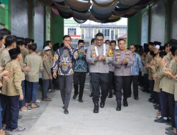 Kapolres Kampar ‘Hadiri’ Milad Muhammadiyah, ‘Tendang’ Bola Pertama, Semarakkan Kebersamaan