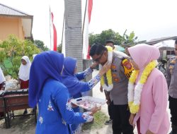 Ketua Bhayangkari ‘Sentuh Hati’ Siswa SD Kualu, Kapolres Kampar: ‘Pendidikan Prioritas Utama