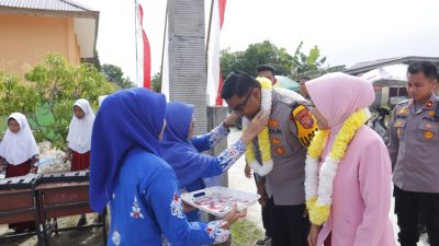 Ketua Bhayangkari ‘Sentuh Hati’ Siswa SD Kualu, Kapolres Kampar: ‘Pendidikan Prioritas Utama