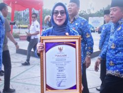 Wabup Kampar Terima Piagam Penghargaan Universal Health Coverage (UHC) HKN  2025