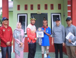 Bupati Kampar Serahkan Kunci Rumah Layak Huni Kepada Masyarakat Miskin Dua Kecamatan