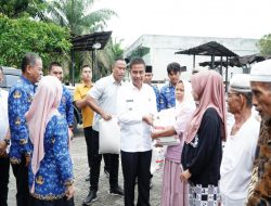 Bupati Kampar Serahkan Bantuan Beras untuk Masyarakat Miskin di Tambang