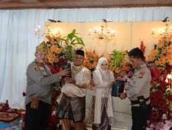 Kapolsek Kampar Beri Kado Pernikahan ‘Bibit Mangga’, Pengantin Terharu