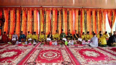 HUT Kampar ke-76, Bupati dan Wabup Lakukan Prosesi Makan Bajambau