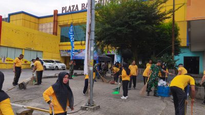 Polri, TNI, dan Masyarakat Bersih-Bersih Pasar Ramayana Bangkinang