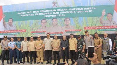 Wamentan Panen Raya Padi dan Sekaligus Pelantikan HKTI Riau Di Desa Binuang