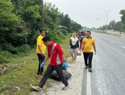 Jum’at Bersih, Kapolsek dan Jajaran Bersihkan Sampah di Sepanjang Jalan di Desa Balam Jaya