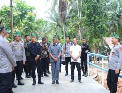 Bupati Kampar Dampingi Kapolda Riau Tinjau Pembangunan Jembatan Presisi Polri di Desa Lubuk Agung