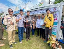 Bupati dan Wabup Kampar Serahkan Sertifikat Halal kepada Pelaku UMKM