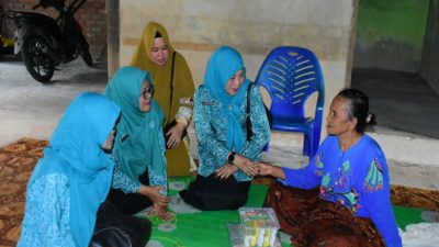 TP PKK Kampar Berbagi Sembako Untuk Lansia di Buluh Cina dan Launching Gerakan Pangan Murah