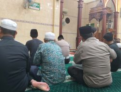 Jalin Kedekatan Masyarakat, Polsek Kampar Gelar Tarawih Keliling di Masjid Al Amir Penyasawan