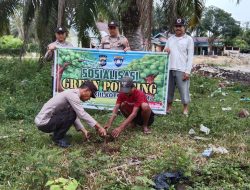 Kapolsek XIII Koto Kampar Ajak Warga Batu Bersurat Peduli Lingkungan Lewat Green Policing dan Penanaman Pohon
