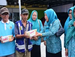 Ketua TP PKK Kampar Salurkan Bantuan Sembako Untuk Juru Parkir dan Tukang Becak di Bangkinang Kota