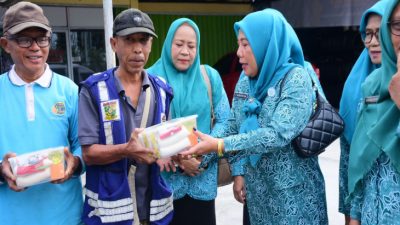 Ketua TP PKK Kampar Salurkan Bantuan Sembako Untuk Juru Parkir dan Tukang Becak di Bangkinang Kota
