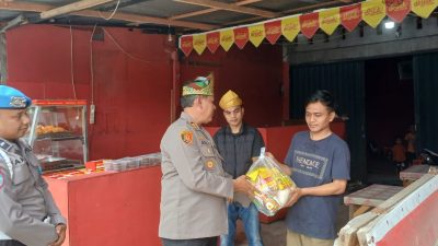 Polsek Kampar Bantu Korban Angin Puting Beliung Lewat Bansos Jumat Barokah Bersama PT. Green Palma   