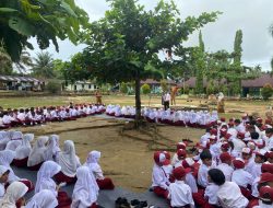Polsek XIII Koto Kampar Sosialisasikan Bahaya Narkoba dan Bullying di SD 02 Batu Bersurat, Siswa Diminta Jaga Kebersihan Lingkungan