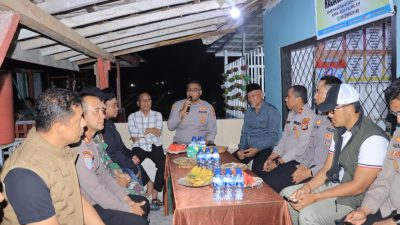 Kapolres Kampar Kunjungi Pos Satkamling Desa Hangtuah, Serahkan Bantuan dan Dengarkan Aspirasi Warga