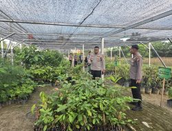 Kapolres Kampar Pengecekan Bank Pohon Setia, Penyiraman Bibit Pohon Sebagai Wujud Dukungan Green Policing