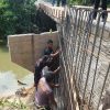 Personil Polda Riau dan Polres Kampar Semangat Selesaikan 3 Jembatan di Kuok, Progres Tertinggi Capai 70%