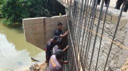 Personil Polda Riau dan Polres Kampar Semangat Selesaikan 3 Jembatan di Kuok, Progres Tertinggi Capai 70%