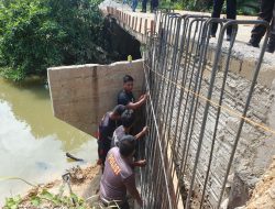Personil Polda Riau dan Polres Kampar Semangat Selesaikan 3 Jembatan di Kuok, Progres Tertinggi Capai 70%