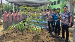 Polsek Tambang Gelar Sosialisasi Green Policing di Pesantren Az Zahra, Tanam Bibit Durian untuk Peduli Lingkungan