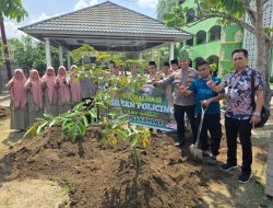 Polsek Tambang Gelar Sosialisasi Green Policing di Pesantren Az Zahra, Tanam Bibit Durian untuk Peduli Lingkungan