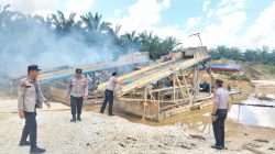 Kapolsek Kampar Kiri Pimpin Penindakan PETI, 6 Unit Rakit Diamankan