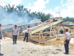 Kapolsek Kampar Kiri Pimpin Penindakan PETI, 6 Unit Rakit Diamankan