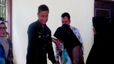 Bupati Ahmad Yuzar Serahkan Bantuan Beras Berkualitas Untuk 3.034 KPM