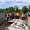 “POLISI CINTA PETANI” BERI BANTUAN PUPUK UNTUK BUMDES SENDAYAN, DUKUNG KETAHANAN PANGAN DESA KAMPAR UTARA