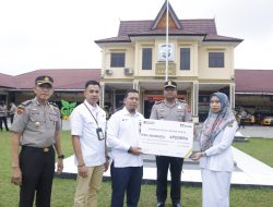 Kapolres Kampar Menyaksikan Penyerahan Santunan, PT. Asabri Dan Bank Mandiri Taspen Beri Perhatian Kepada Keluarga Alm. Ipda Apendra