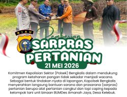 WUJUD AKSI NYATA POLRI, KAPOLSEK BENGKALIS SERAHKAN BANTUAN CANGKUL DAN CAPING UNTUK PETANI JAGUNG PIPIL