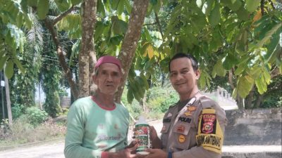 POLSEK TAPUNG SERAHKAN BANTUAN PUPUK CAIR KEPADA PETANI JAGUNG