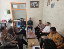 KAPOLSEK TAPUNG KUNJUNGI KANTOR DESA PETAPAHAN JAYA