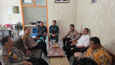 KAPOLSEK TAPUNG KUNJUNGI KANTOR DESA PETAPAHAN JAYA