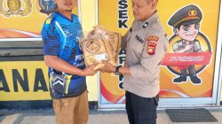 DUKUNG SWASEMBADA PANGAN, POLSEK TAPUNG SERAHKAN BANTUAN BENIH JAGUNG PIPIL KEPADA SEKDES SUMBER MAKMUR