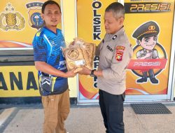 DUKUNG SWASEMBADA PANGAN, POLSEK TAPUNG SERAHKAN BANTUAN BENIH JAGUNG PIPIL KEPADA SEKDES SUMBER MAKMUR