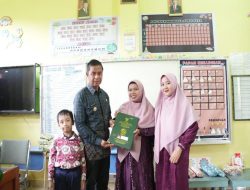 Bupati Kampar Beri Teladan, Gerakan Ayah Mengambil Rapor Anak