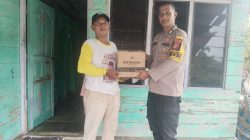 DUKUNG PROGRAM KETAHANAN PANGAN POLSEK TAPUNG SERAHKAN BANTUAN PUPUK ORGANIK CAIR