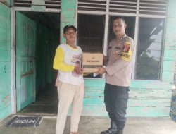 DUKUNG PROGRAM KETAHANAN PANGAN POLSEK TAPUNG SERAHKAN BANTUAN PUPUK ORGANIK CAIR
