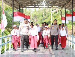 Kapolres Kampar Hadir Di Desa Sungai Paku – Cek Jembatan Baru Dan Bagikan Bansos