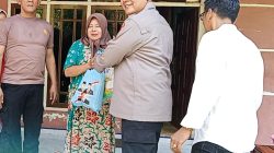 Kapolsek Kampar Bersama Jajaran Istiqamah Tebar Kebaikan Melalui Program Jumat Barokah, Bantu Warga Kurang Mampu di Desa Pulau Jambu