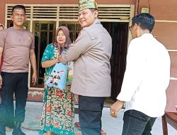 Kapolsek Kampar Bersama Jajaran Istiqamah Tebar Kebaikan Melalui Program Jumat Barokah, Bantu Warga Kurang Mampu di Desa Pulau Jambu