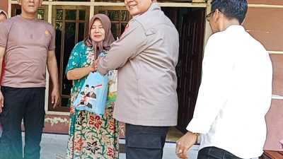 Kapolsek Kampar Bersama Jajaran Istiqamah Tebar Kebaikan Melalui Program Jumat Barokah, Bantu Warga Kurang Mampu di Desa Pulau Jambu